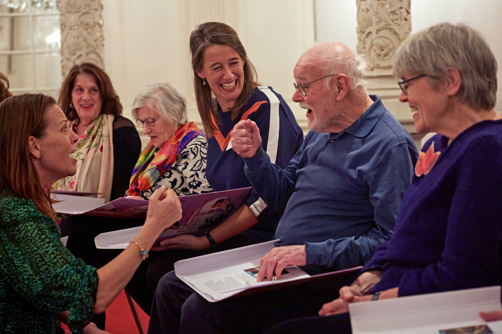 Mensen met dementie en hun mantelzorgers zingen samen in Het Concertgebouw