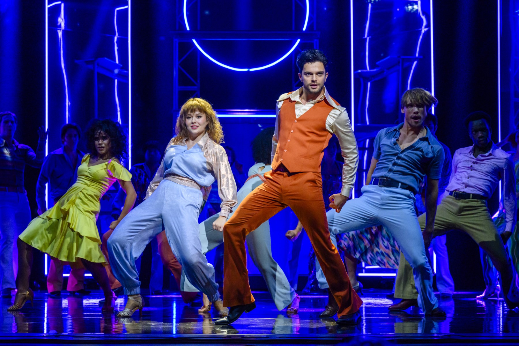 De eerste scènefoto's van de musical Saturday Night Fever! 