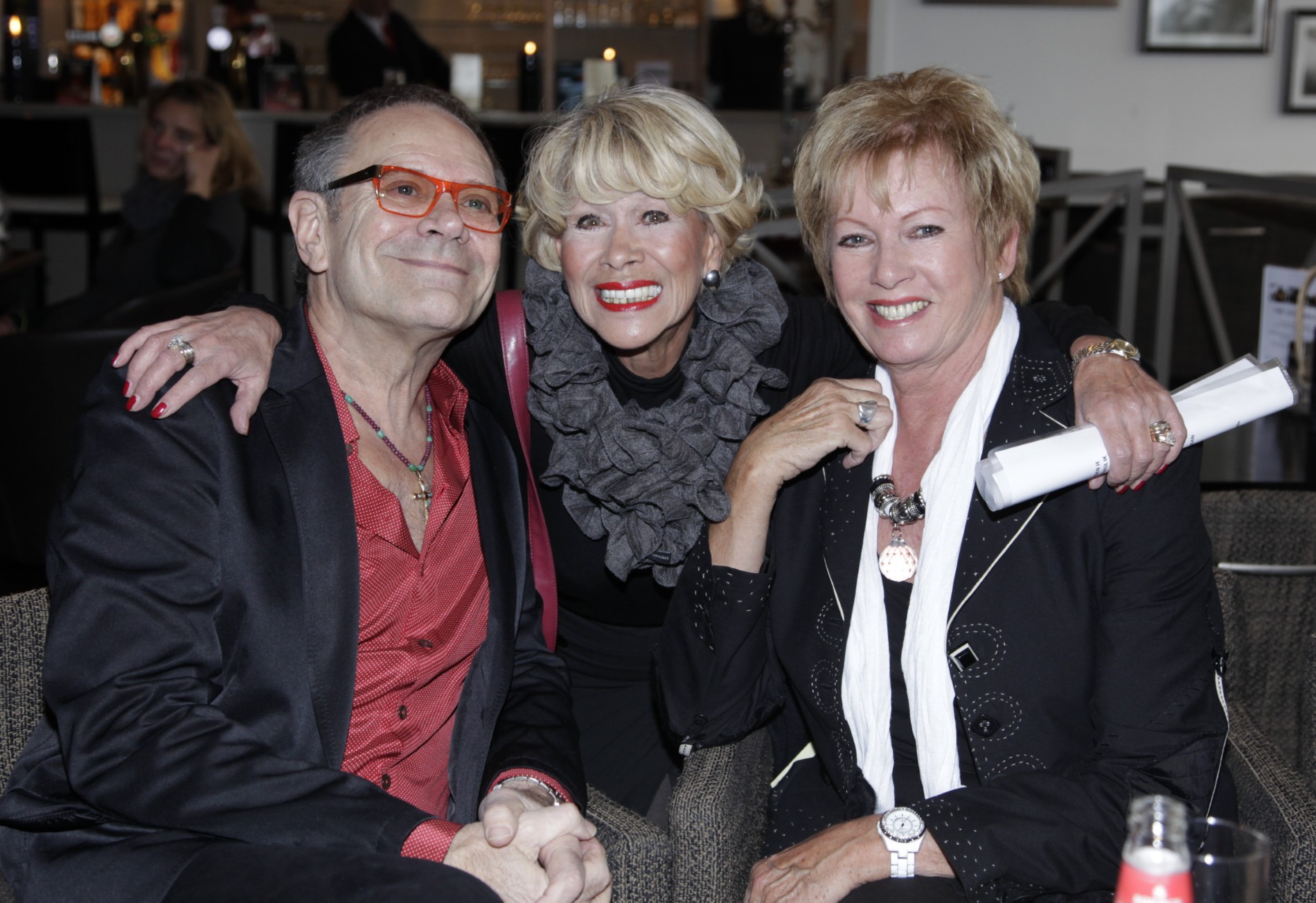 ria valk met anneke gronloh en rob de nijs Aangepast