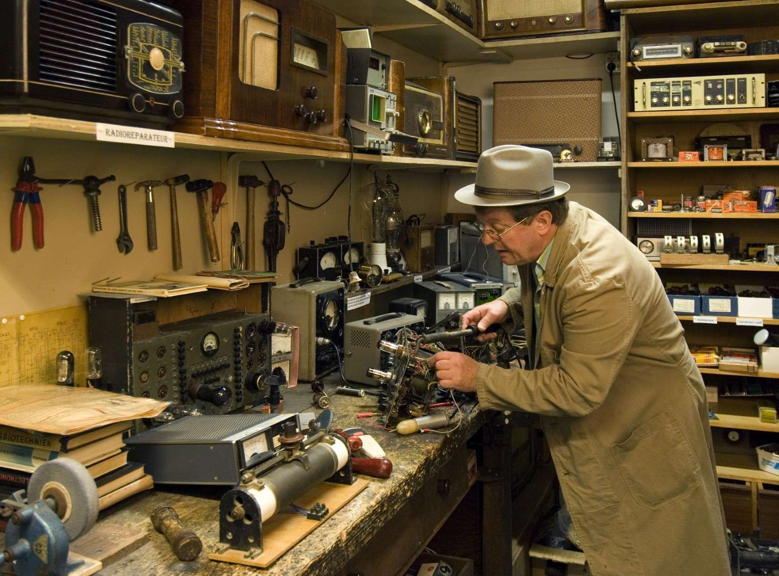 Radio repareteur ambachtenmuseum speelgoedmuseum Veluwe Uitje Dagjeweg Aangepast
